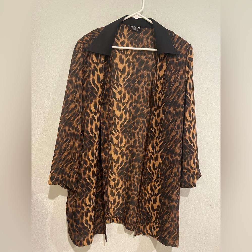 Women’s long line sheer animal print cardigan by Courtenay.  Size 20 W